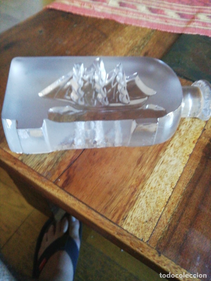 Botellas antiguas: Botella de cristal con barco en relieve - Foto 3