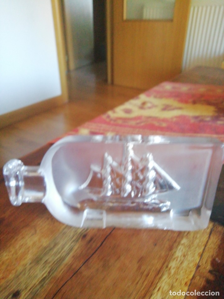 Botellas antiguas: Botella de cristal con barco en relieve - Foto 4