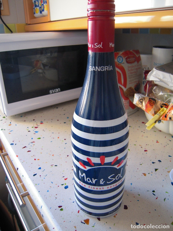 Botellas antiguas: Botella vac&iacute;a sangr&iacute;a Mar & Sol - Foto 1