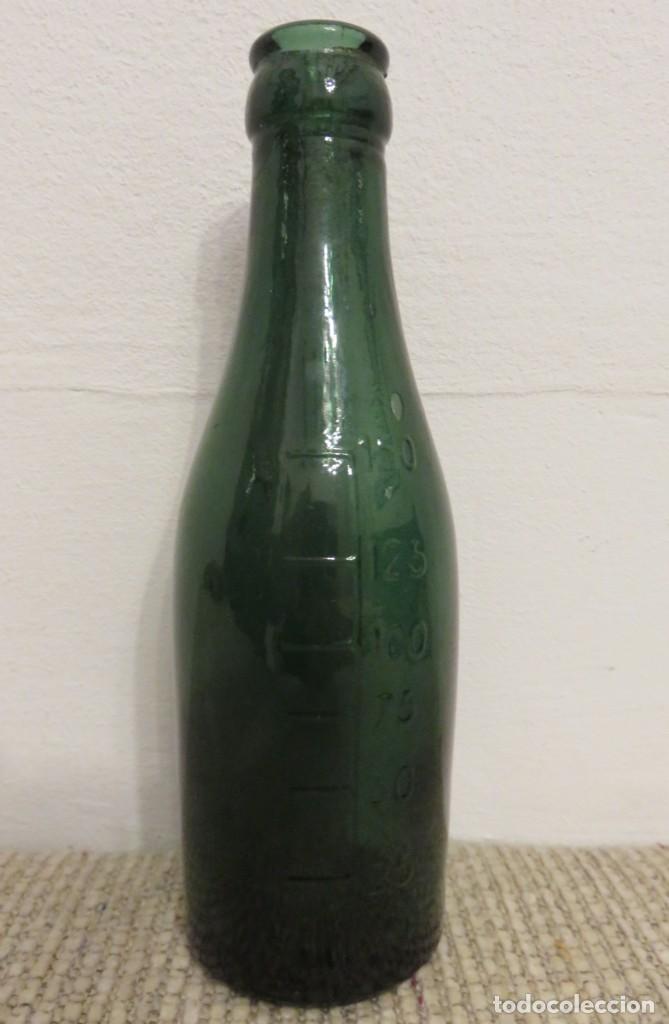 Botellas antiguas: BOTELLA CON N&Uacute;MEROS DE MEDICI&Oacute;N DE CONTENIDO EN RELIEVE - Foto 1