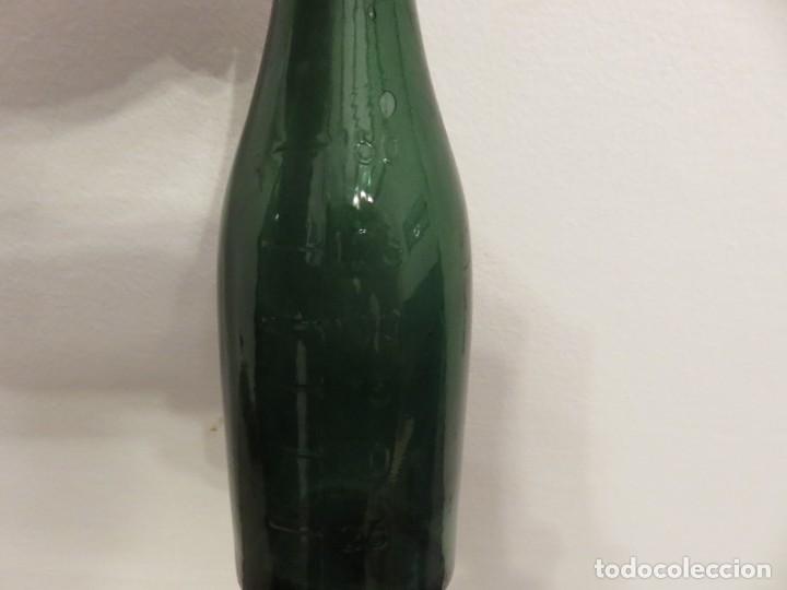 Botellas antiguas: BOTELLA CON N&Uacute;MEROS DE MEDICI&Oacute;N DE CONTENIDO EN RELIEVE - Foto 2