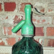Botellas antiguas: SIFÓN DE CRISTAL VERDE - TAPÓN DE PLOMO MARCA LA PERLA F. MOREU MATARÓ. Lote 190419463