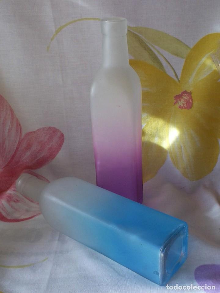 Botellas antiguas: 2 BOTELLAS DE CRISTAL BICOLOR - Foto 1