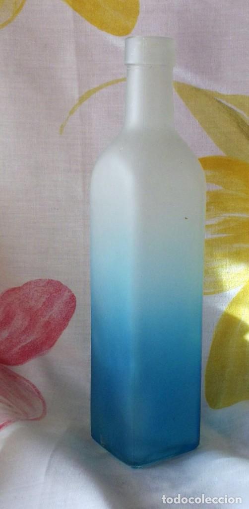 Botellas antiguas: 2 BOTELLAS DE CRISTAL BICOLOR - Foto 2