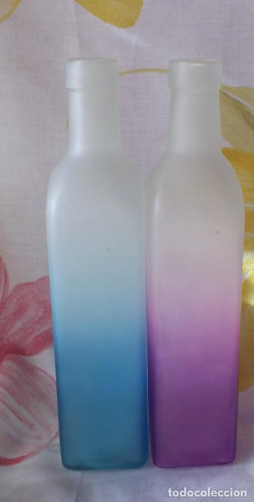 Botellas antiguas: 2 BOTELLAS DE CRISTAL BICOLOR - Foto 3