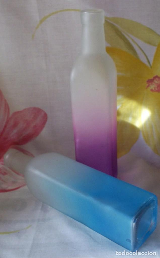 Botellas antiguas: 2 BOTELLAS DE CRISTAL BICOLOR - Foto 4