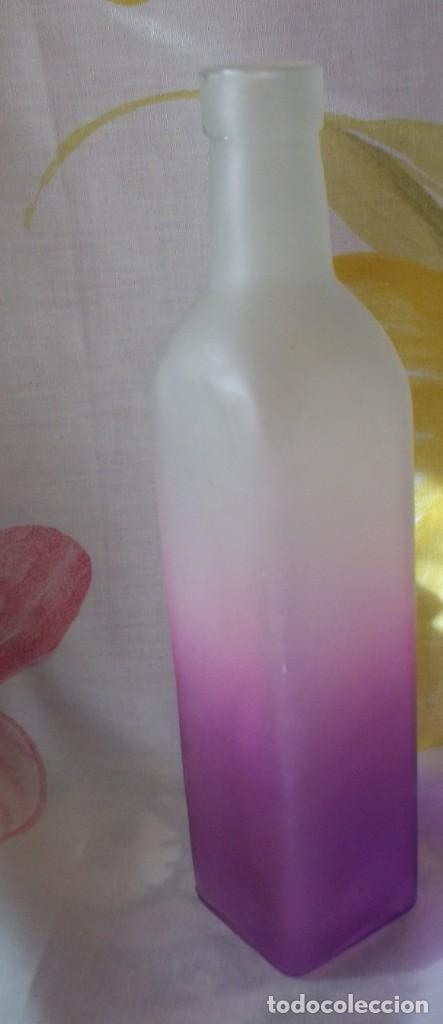 Botellas antiguas: 2 BOTELLAS DE CRISTAL BICOLOR - Foto 5