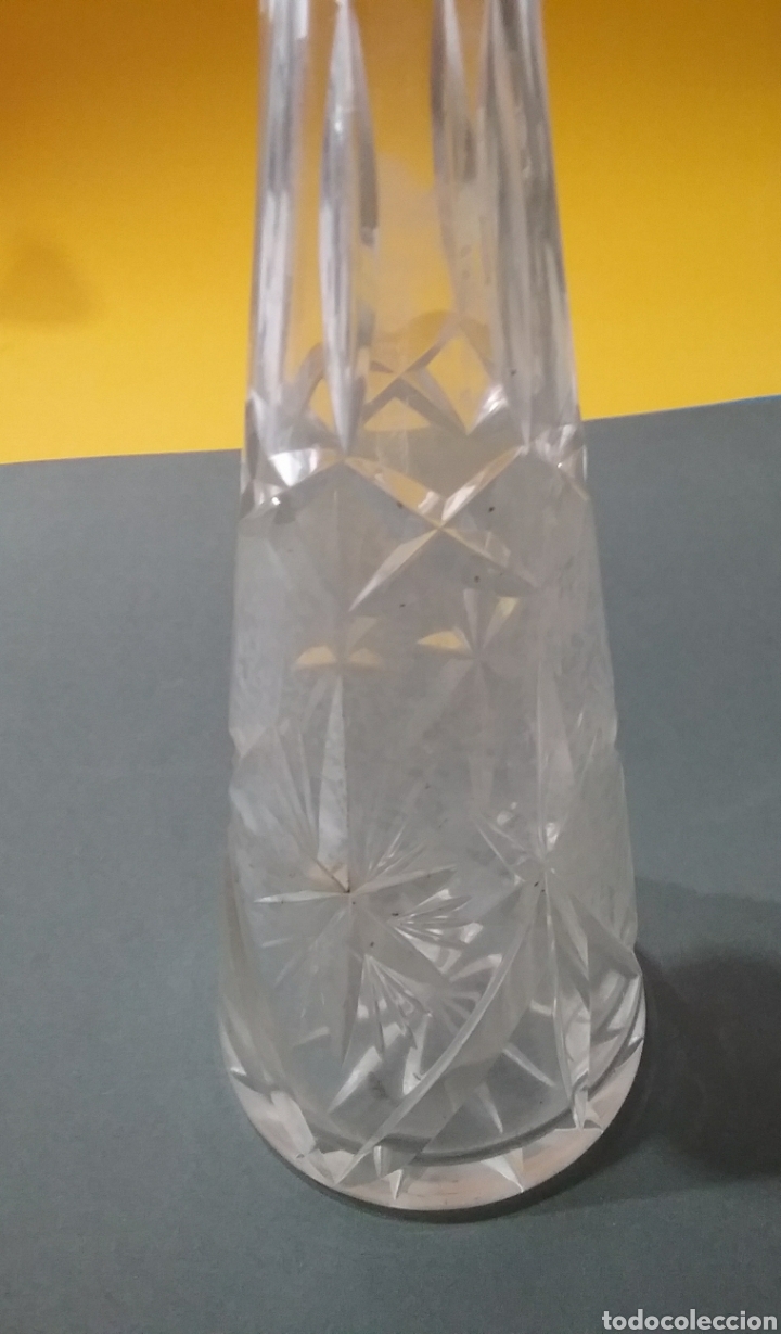Botellas antiguas: Botella en cristal tallado y boca en plata. - Foto 2