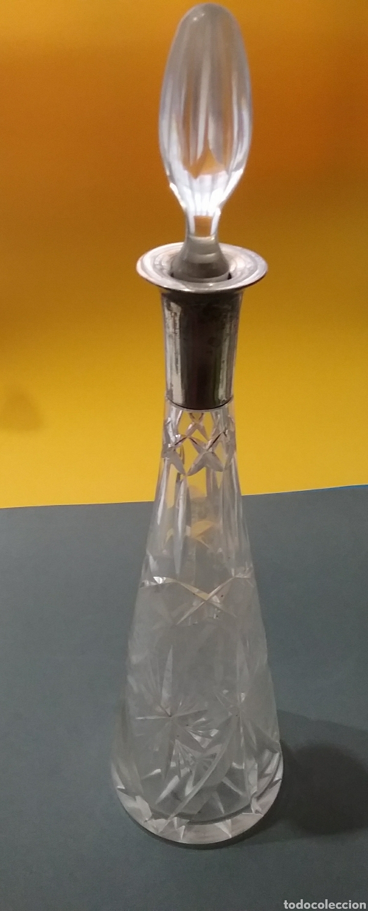 Botellas antiguas: Botella en cristal tallado y boca en plata. - Foto 1