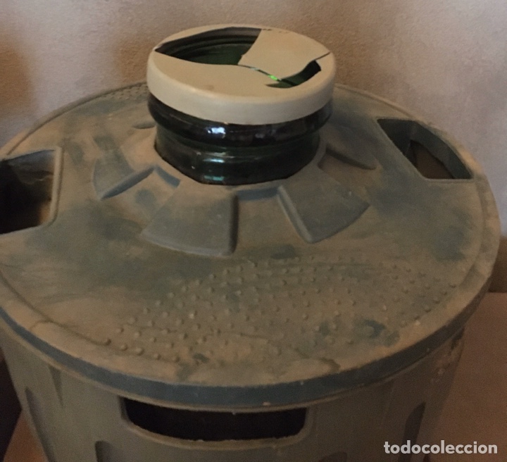Botellas antiguas: GARRAFA BOCA GRANDE RECUBIERTA DE PL&Aacute;STICO - Foto 2