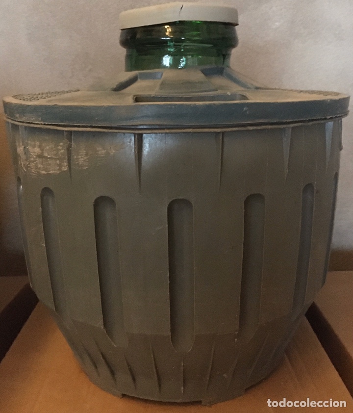 Botellas antiguas: GARRAFA BOCA GRANDE RECUBIERTA DE PL&Aacute;STICO - Foto 3