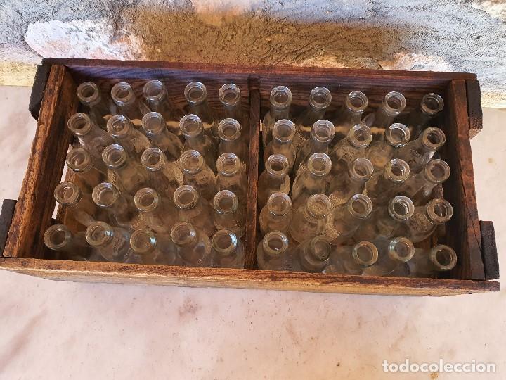 Botellas antiguas: ANTIGUO CAJON DE MADERA CON BOTELLINES DE VERMUT COMPLETA - Foto 1