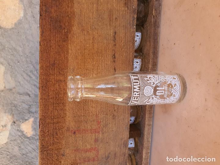 Botellas antiguas: ANTIGUO CAJON DE MADERA CON BOTELLINES DE VERMUT COMPLETA - Foto 2
