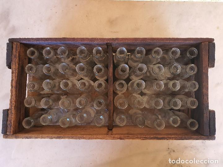Botellas antiguas: ANTIGUO CAJON DE MADERA CON BOTELLINES DE VERMUT COMPLETA - Foto 3