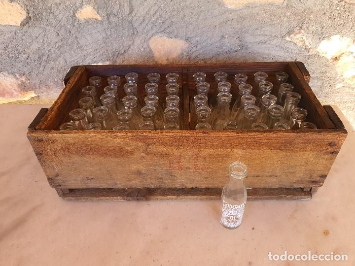 Botellas antiguas: ANTIGUO CAJON DE MADERA CON BOTELLINES DE VERMUT COMPLETA - Foto 4