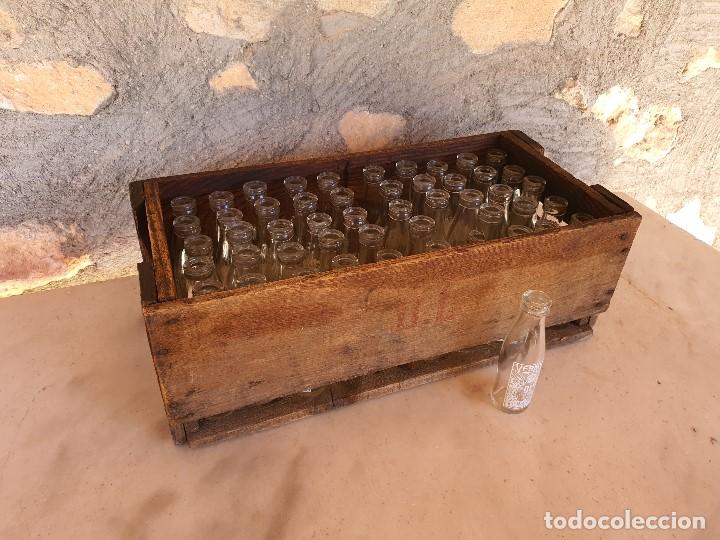 Botellas antiguas: ANTIGUO CAJON DE MADERA CON BOTELLINES DE VERMUT COMPLETA - Foto 5