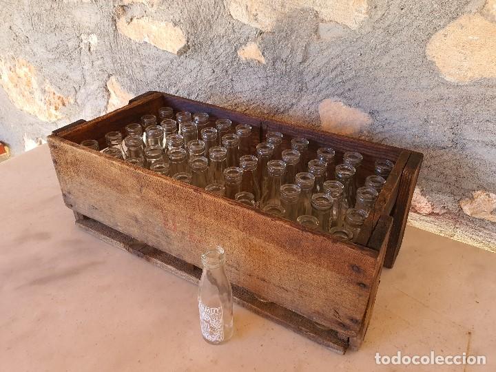 Botellas antiguas: ANTIGUO CAJON DE MADERA CON BOTELLINES DE VERMUT COMPLETA - Foto 6