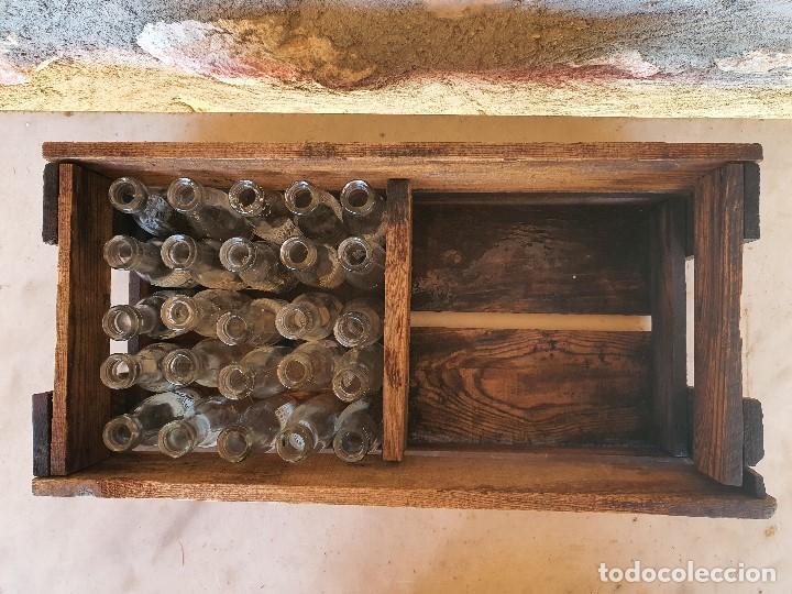 Botellas antiguas: ANTIGUO CAJON DE MADERA CON BOTELLINES DE VERMUT - Foto 1