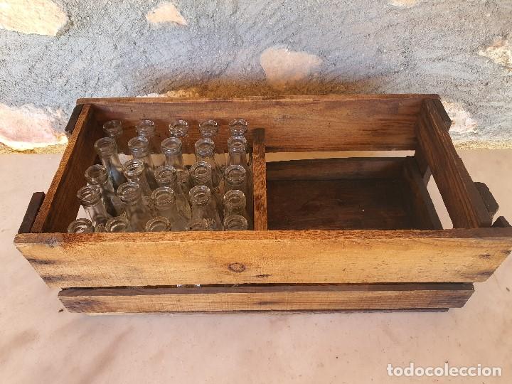 Botellas antiguas: ANTIGUO CAJON DE MADERA CON BOTELLINES DE VERMUT - Foto 3
