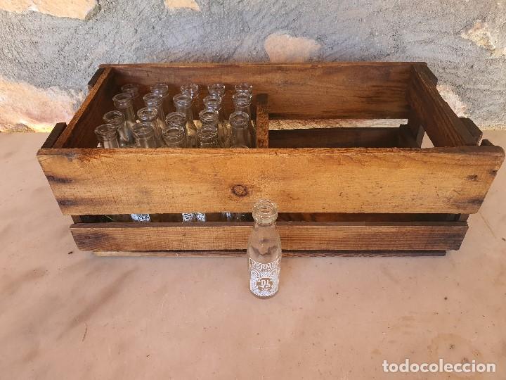 Botellas antiguas: ANTIGUO CAJON DE MADERA CON BOTELLINES DE VERMUT - Foto 4