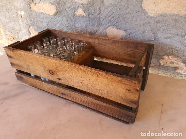 Botellas antiguas: ANTIGUO CAJON DE MADERA CON BOTELLINES DE VERMUT - Foto 5