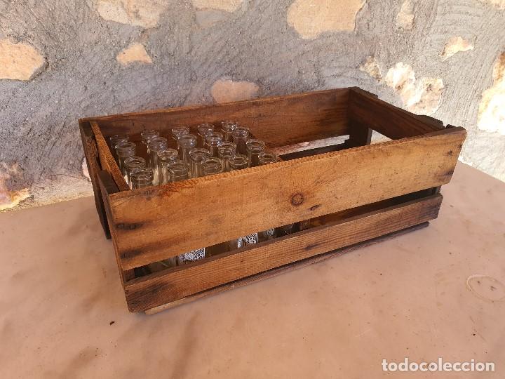 Botellas antiguas: ANTIGUO CAJON DE MADERA CON BOTELLINES DE VERMUT - Foto 6