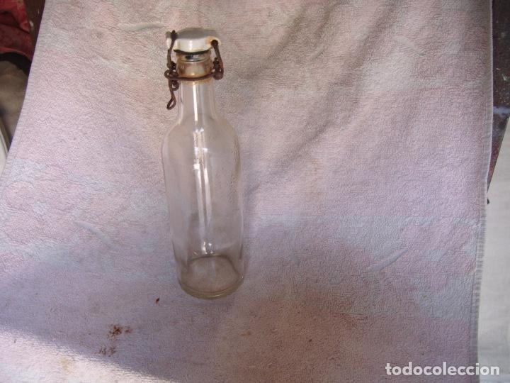 Botellas antiguas: Botella de cristal de agua de cafe - Foto 1