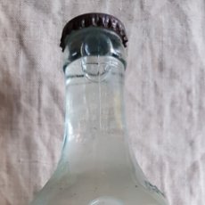 Botellas antiguas: ANTIGUA BOTELLA AGUA MEDICINAL CARABAÑA SIN ABRIR. Lote 199945073