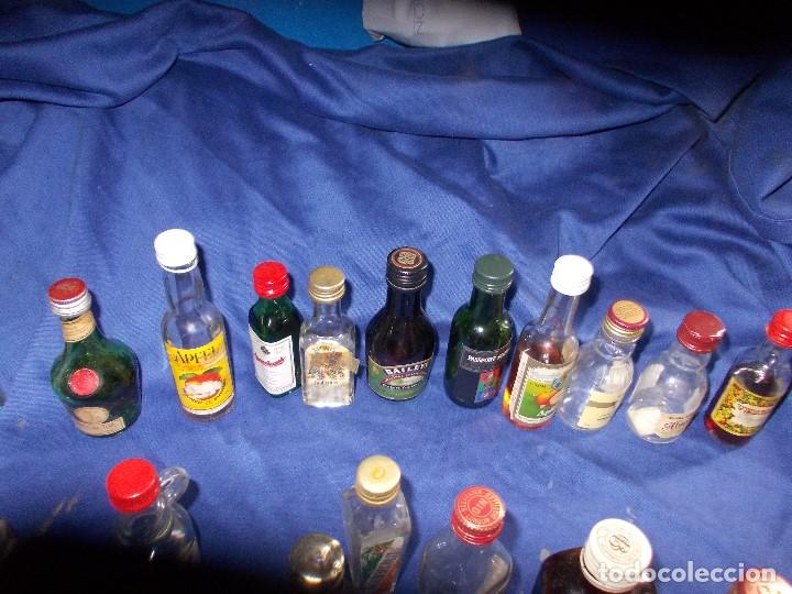 Botellas antiguas: botellitas de licores -20 - Foto 2