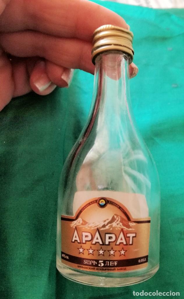 Botellas antiguas: BOTELLA MINIATURA de MITICO CO&Ntilde;AC ARARAT - Foto 4