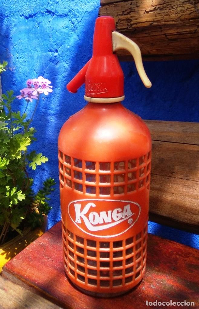 Botellas antiguas: Botella sif&oacute;n Konga. Con malla de pl&aacute;stico - Foto 1