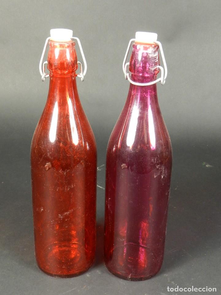 Botellas antiguas: 2 BOTELLAS GASEOSA COLOREADAS - Foto 1