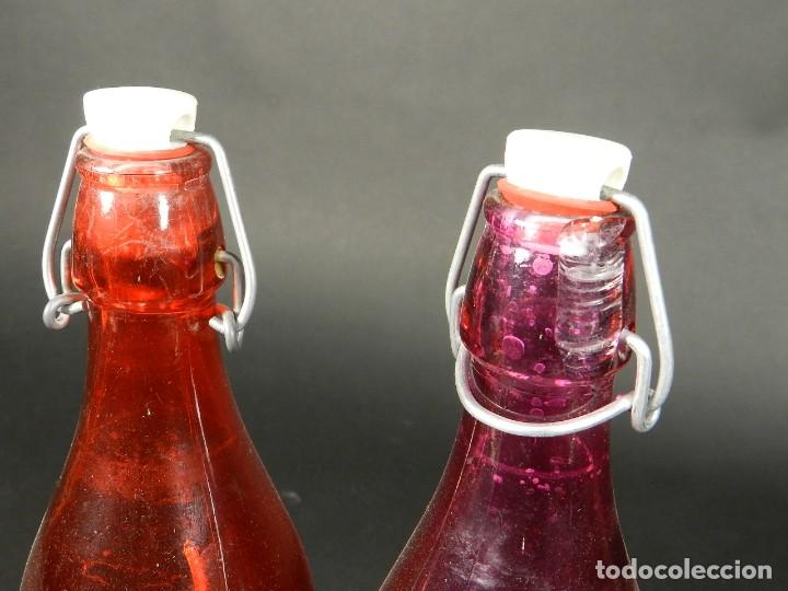 Botellas antiguas: 2 BOTELLAS GASEOSA COLOREADAS - Foto 2