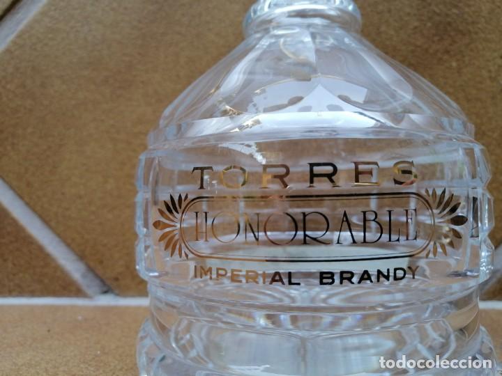 Botellas antiguas: BOTELLA VAC&Iacute;A DE BRANDY HONORABLE - Foto 8