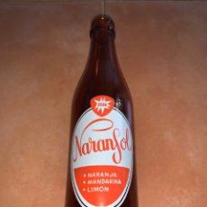 Botellas antiguas: NARANSOL NARANJA / ZUMOS ESPAÑOLES S.A. / CARCAGENTE - MADRID / VARIANTE 2 / AÑOS 60. Lote 208648240