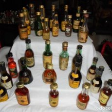 Botellas antiguas: 30 BOTELLINES DE BRANDY VARIAS MARCAS INCLUIDA BOTELLA FUNDADOR DEDICADA A LAS MILICIAS NACIONALES. Lote 209039067