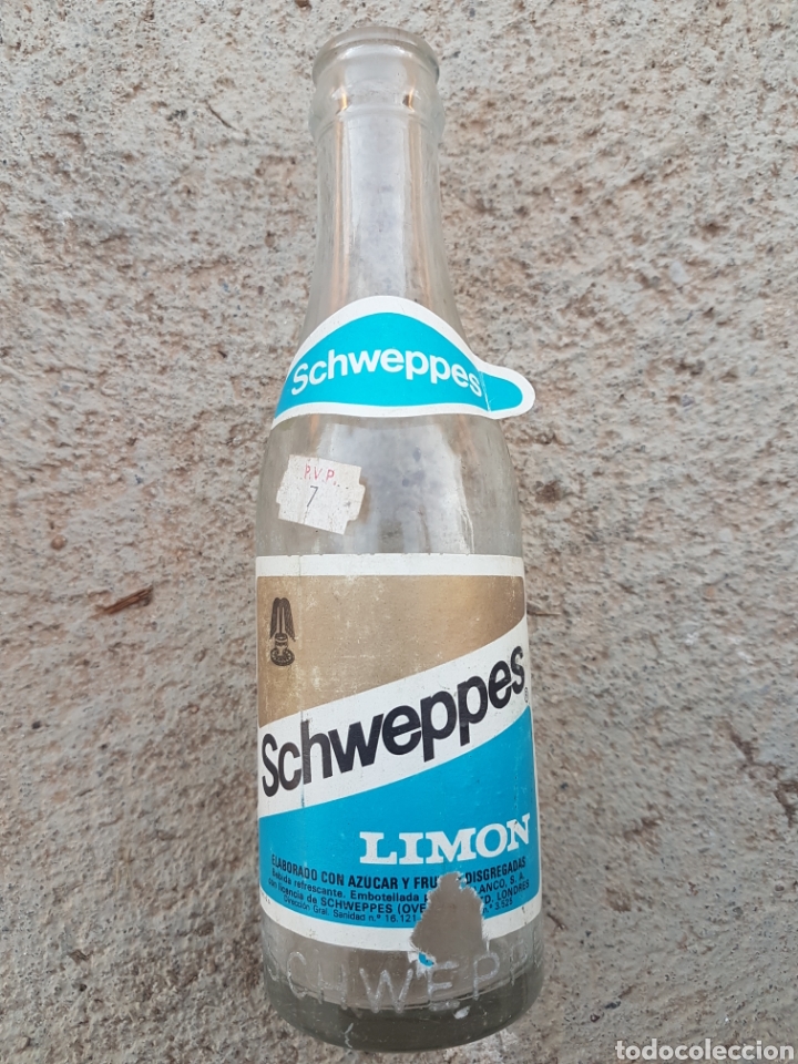 Botellas antiguas: Rara botella schweppes limon - Foto 1