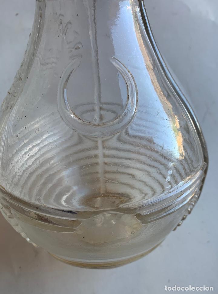 Botellas antiguas: ANTIGUA BOTELLA CON RELIEVES , LICOR CARMELITANO . - Foto 2