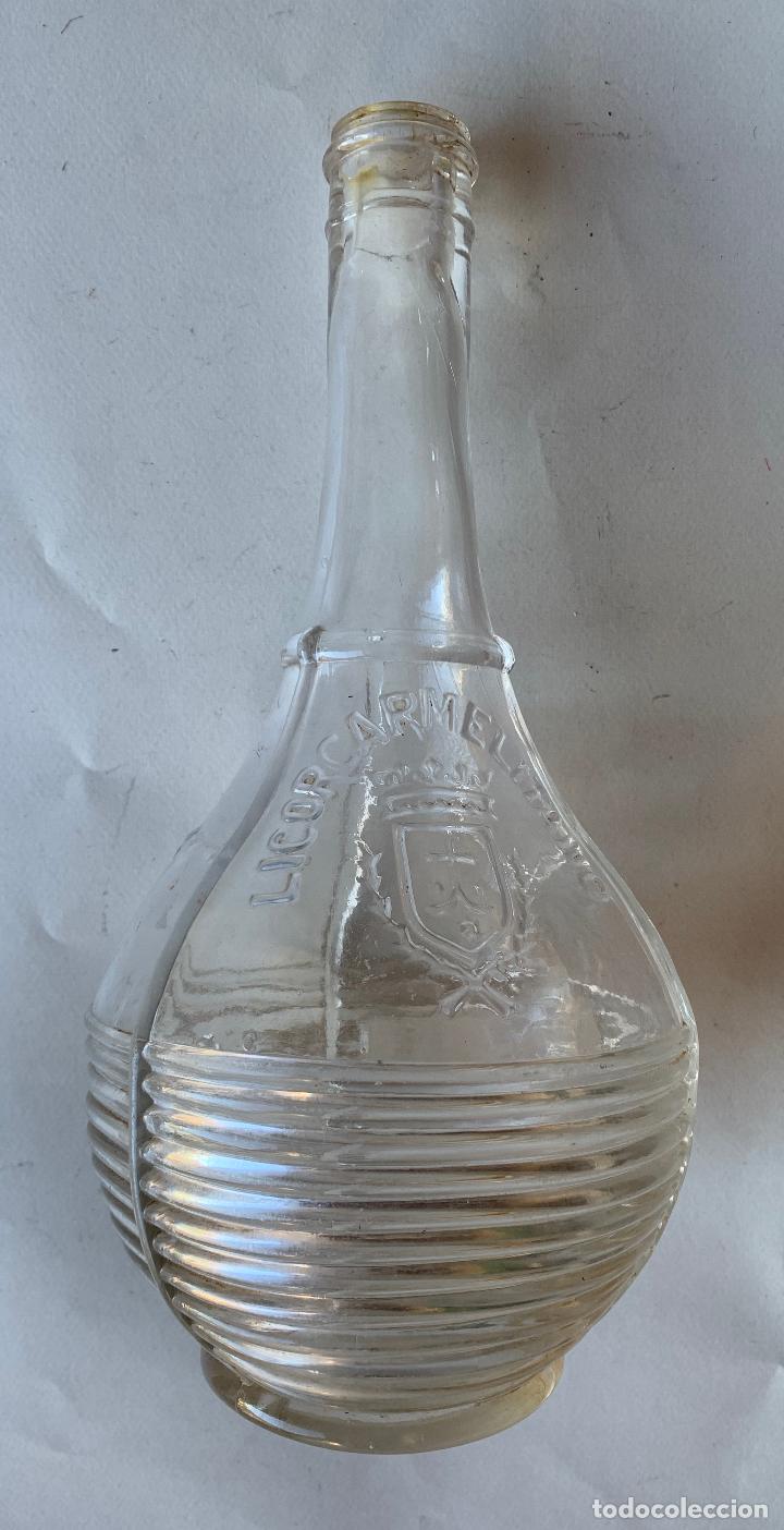 Botellas antiguas: ANTIGUA BOTELLA CON RELIEVES , LICOR CARMELITANO . - Foto 4