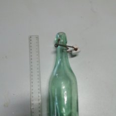 Botellas antiguas: ANTIGUA BOTELLA DE CRISTAL TAPÓN CERÁMICA. Lote 211455755