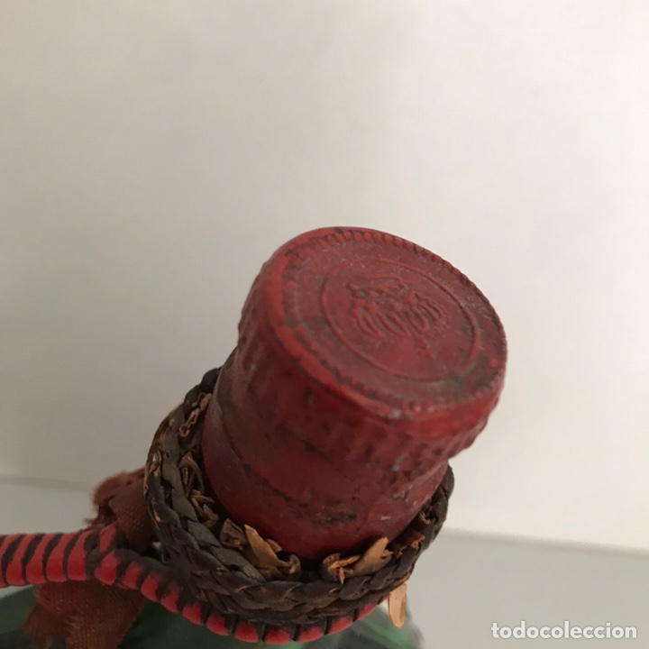 Botellas antiguas: PEQUE&Ntilde;A BOTELLA DE LICOR PINTADA A MANO - Foto 3