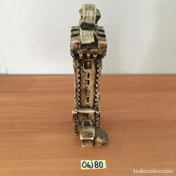 Botellas antiguas: BOTELLA CON FORMA DE TORRE - Foto 1