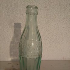 Botellas antiguas: BOTELLA DE COCACOLA VACIA CON LETRAS DE CRISTAL A RELIEVE. Lote 43769162