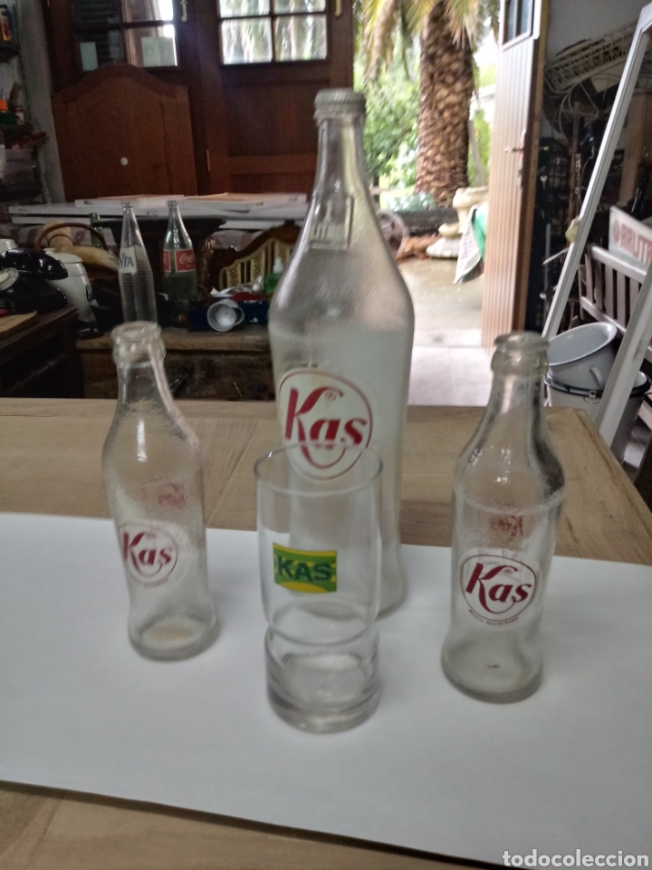 Botellas antiguas: Botellas y vaso de kas - Foto 1
