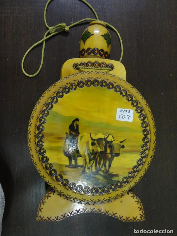 Botellas antiguas: PRECIOSA BOTELLA DE MADERA PINTADA A MANO - Foto 1