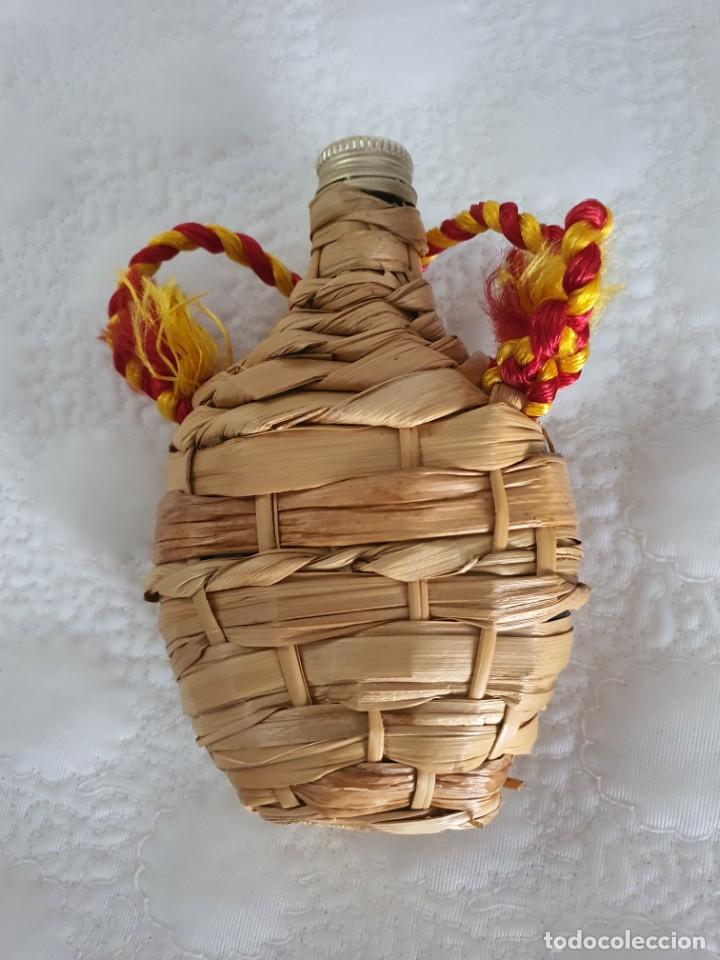 Botellas antiguas: MINI GARRAFA DE VINO DULCE &rdquo; QUITAPENAS &rdquo; - Foto 2