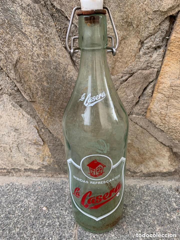 Botellas antiguas: BOTELLA DE GASEOSA LA CASERA - Foto 1