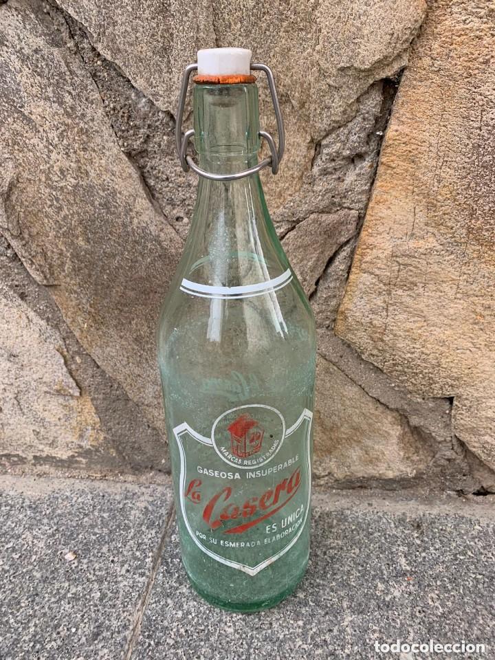 Botellas antiguas: BOTELLA DE GASEOSA LA CASERA - Foto 1