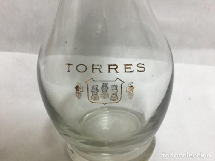 Botellas antiguas: BOTELLA DECANTADOR DE TORRES - Foto 2