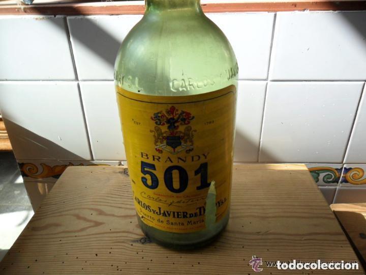 Botellas antiguas: GRAN BOTELLA DE CO&Ntilde;AC 501 VACIA - 2L - Foto 2
